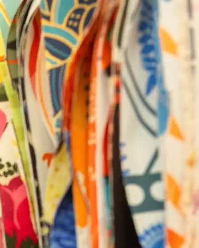 Tiras de tecidos estampados